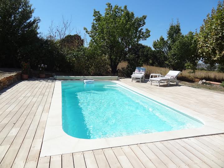 Piscine coque polyester avec plage en bois dans les Bouches du Rhône