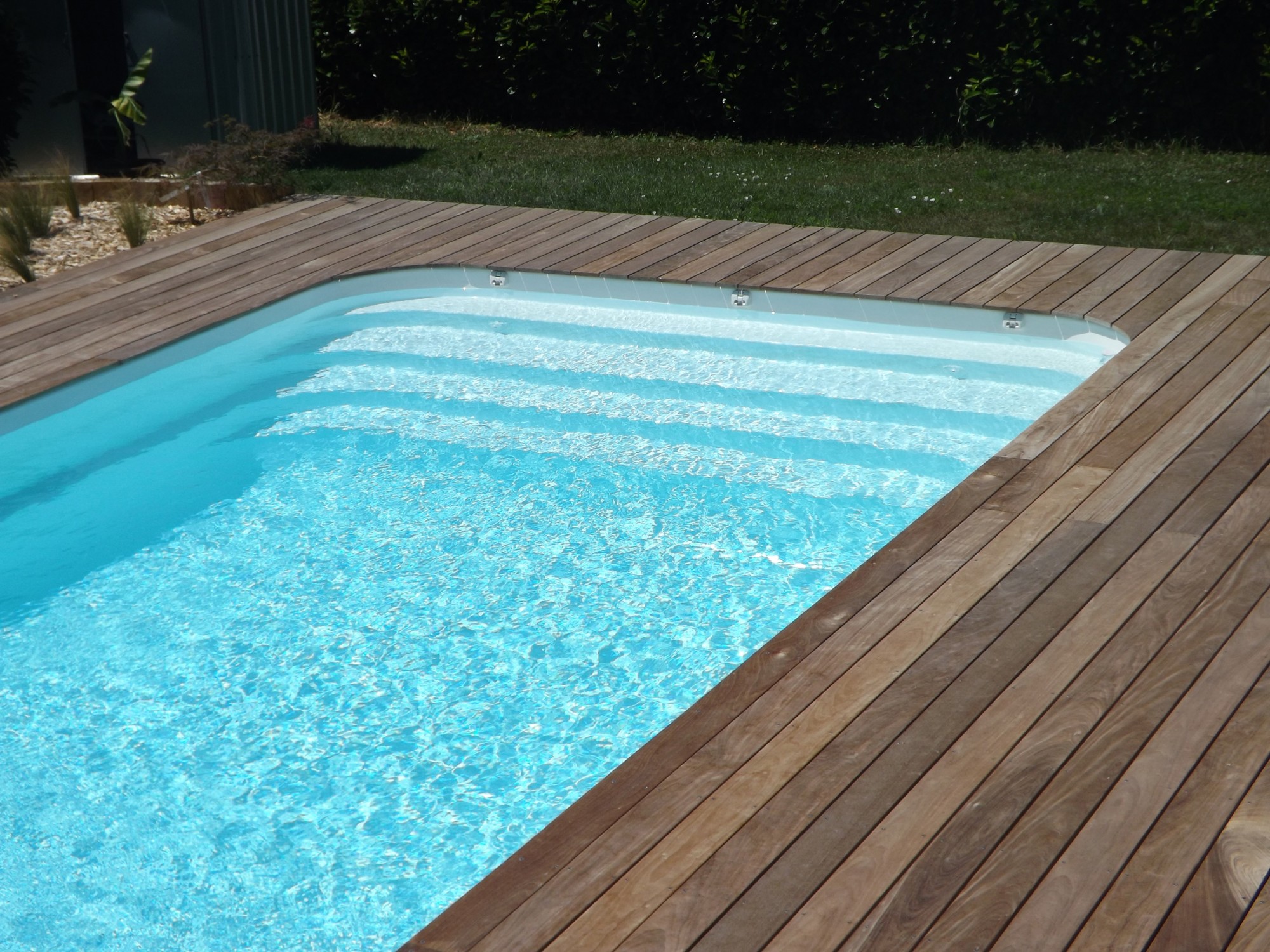 Piscine coque polyester 8X4 à acheter près D'ISTRES avec installation