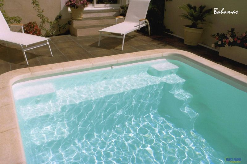 Piscine coque polyester 6X3 moderne à Roman sur Isère dans la Drôme