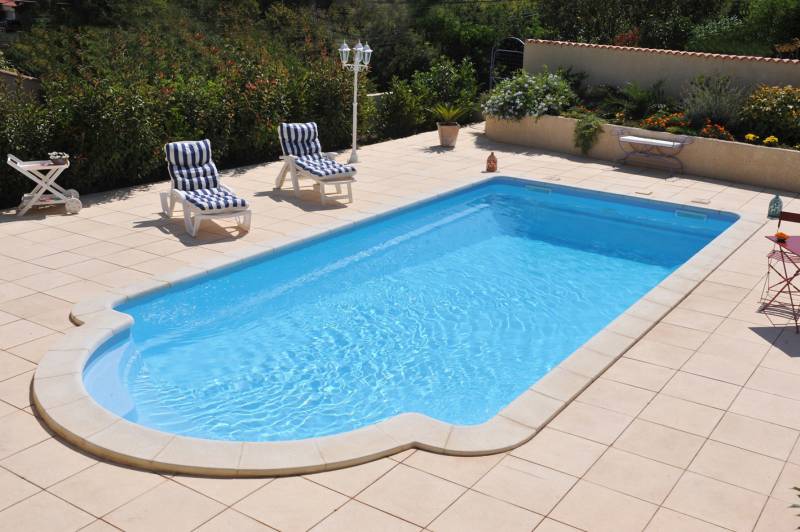 Piscine coque rectangulaire à Orange dans le Vaucluse  prix tout compris