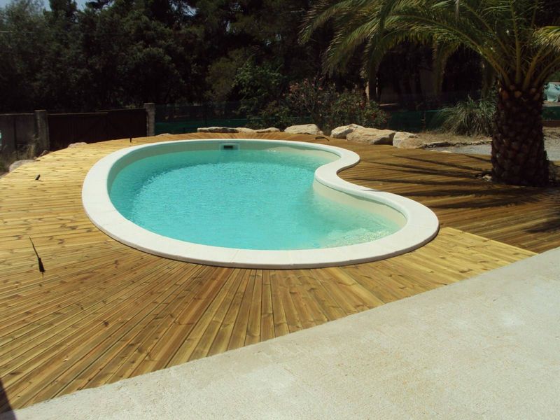 Piscine coque polyester forme haricot 8X4 modèle Seychelles dans l'Aude