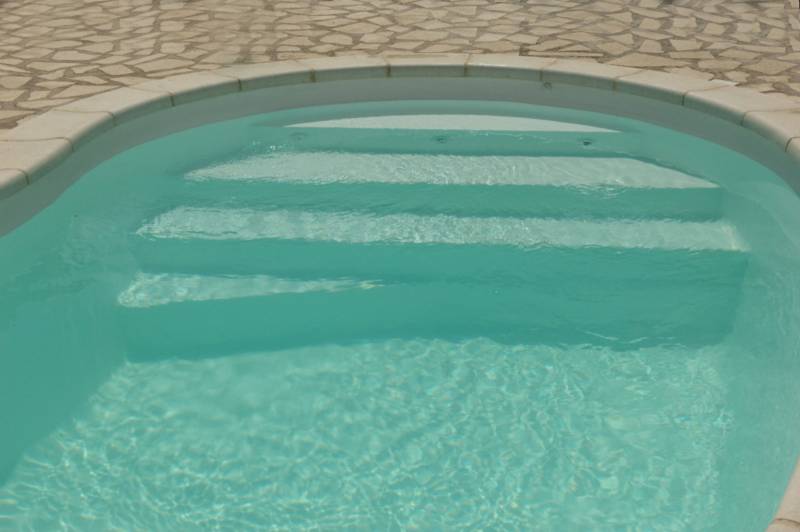 Piscine forme haricot 8X4 avec escalier de faible encombrement