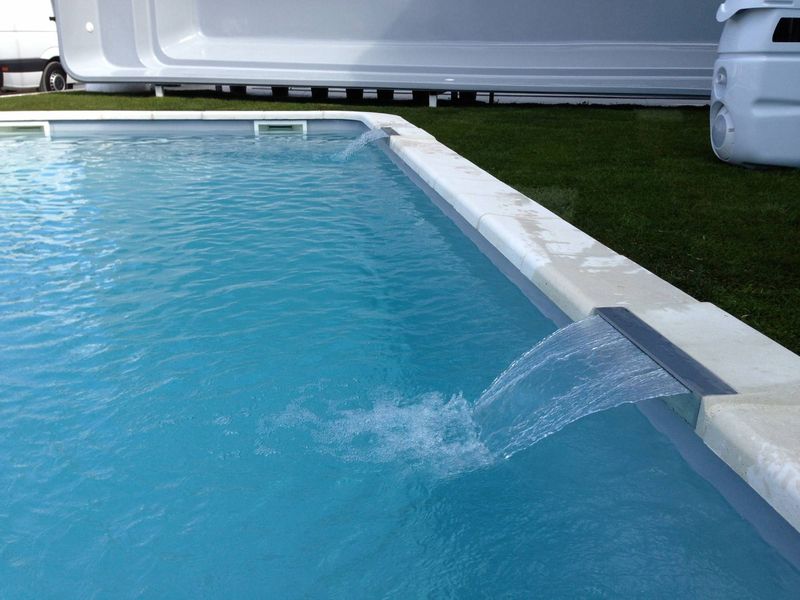 FONTAINE LAME D'EAU SUR PISCINE COQUE POLYESTER