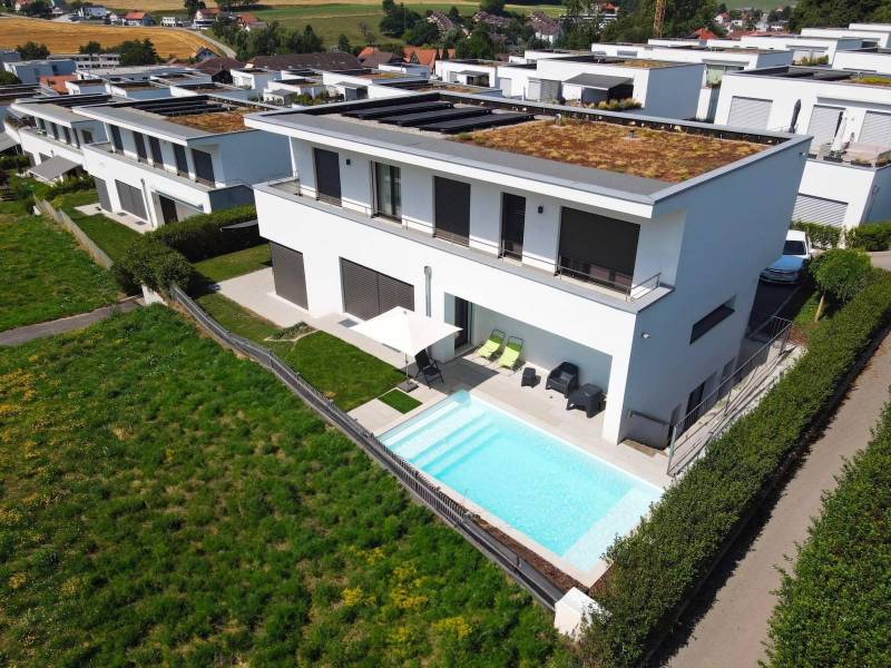 PISCINE COQUE POLYESTER AVEC COUVERTURE AUTOMATIQUE IMMERGÉE EN FOND MODÈLE PHILIPPINES