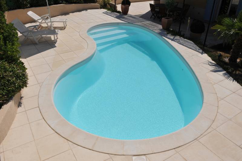ACHETER UNE PISCINE COQUE POLYESTER FORME LIBRE FACILE A INSTALLER A MARSEILLES