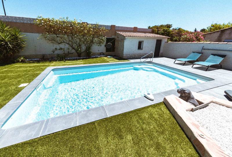 PISCINE COQUE POLYESTER FOND EN PENTE DOUCE AVEC ESCALIER D'ANGLE ET BANQUETTE MODÈLE MOORÉA