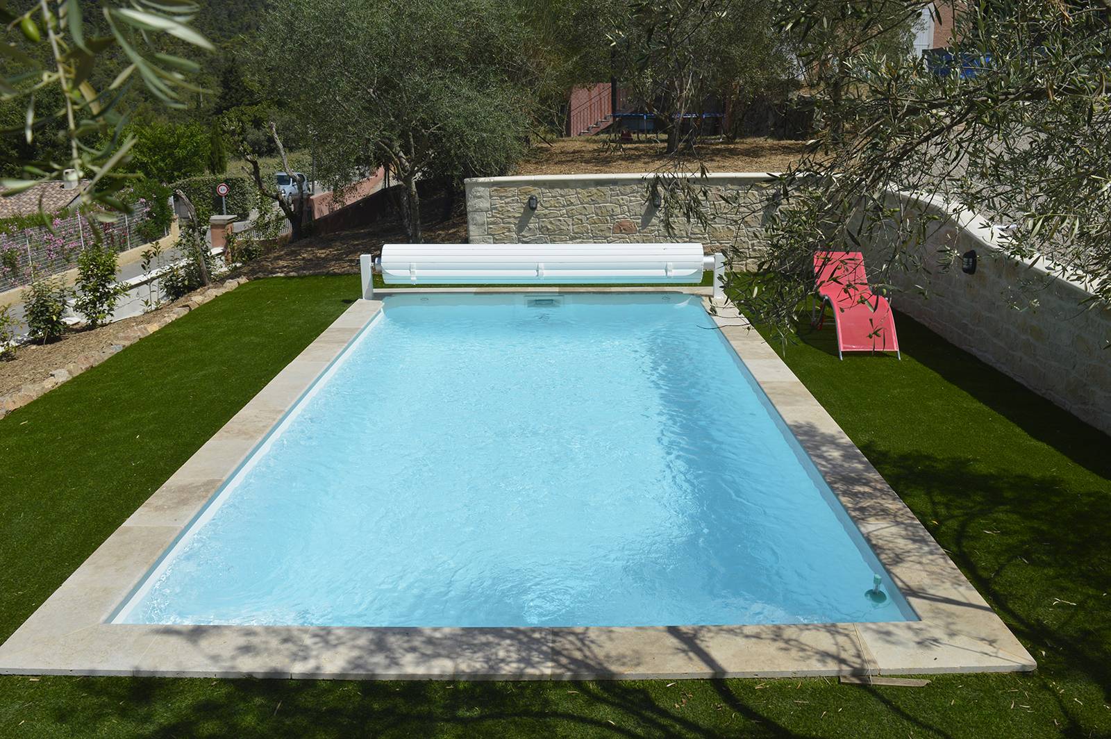 ACHETER UNE PISCINE COQUE POLYESTER AVEC VOLET ROULANT HORS SOL À SALON DE PROVENCE