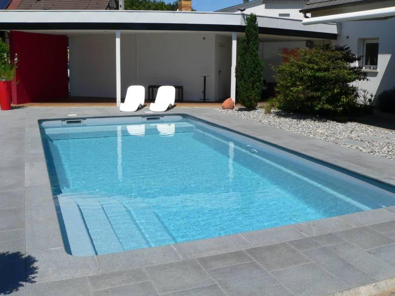 PISCINE COQUE POLYESTER AVEC COUVERTURE AUTOMATIQUE IMMERGÉE EN FOND MODÈLE BERMUDES