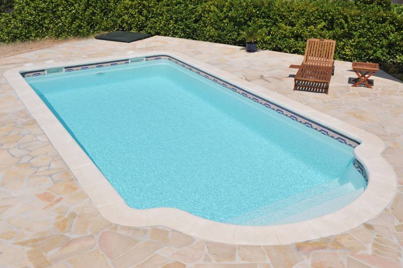 PISCINE COQUE POLYESTER FOND PLAT AVEC ESCALIER ROMAN MODÈLE CRÊTE