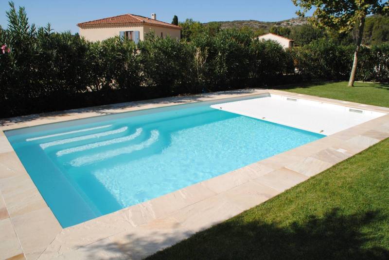 PISCINE COQUE POLYESTER AVEC COUVERTURE AUTOMATIQUE IMMERGÉE EN FOND MODÈLE FÉROÉ