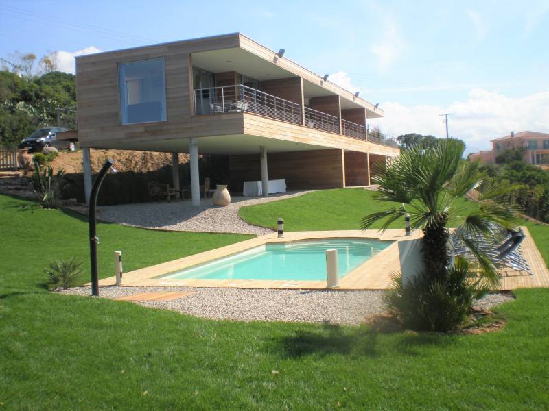 PISCINE COQUE POLYESTER AVEC ESCALIER ROMAN ET FOND PLAT MODÈLE FIDJI