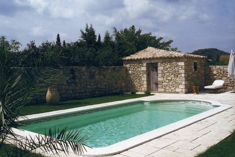Piscine polyester beige dans un mas provençal à Beaucaire