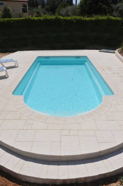 Piscine coque polyester avec banquette et escalier roman réalisée dans le Vaucluse