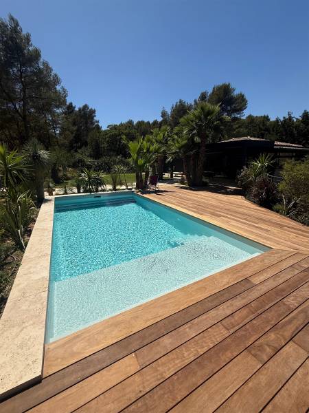 PISCINE COQUE POLYESTER AVEC COUVERTURE AUTOMATIQUE IMMERGÉE EN FOND MODÈLE NOUMÉA