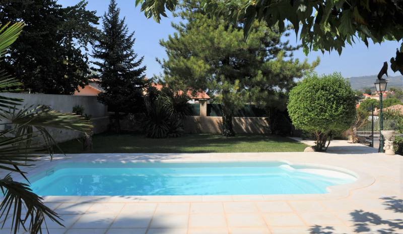 PISCINE COQUE POLYESTER AVEC FOND INCLINÉ ET ESCALIER ROMAN MODÈLE TAHITI