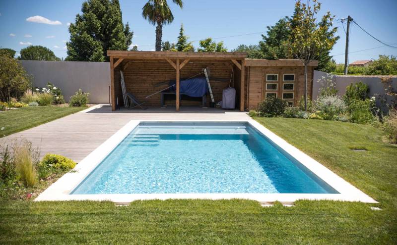 PISCINE COQUE POLYESTER AVEC COUVERTURE AUTOMATIQUE IMMERGÉE EN FOND MODÈLE TONGA